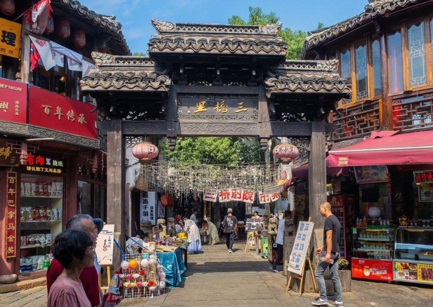 “春城”昆明迎来2024年首场雪 民众开启“云”赏雪模式